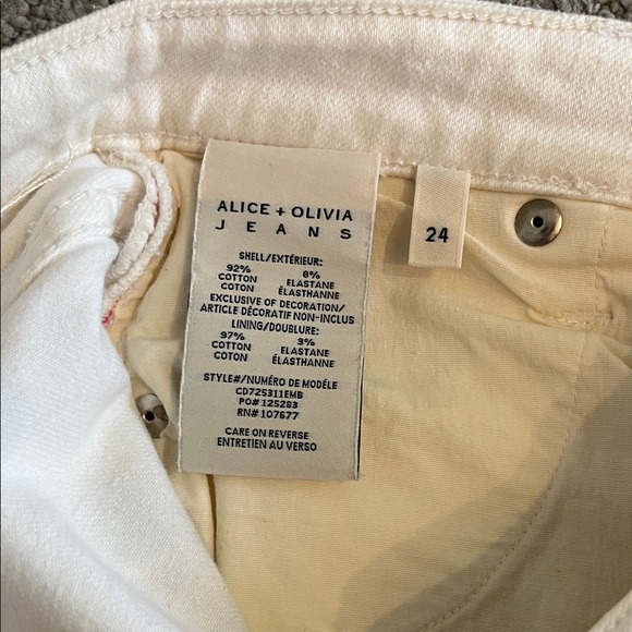 🩷 Alice + Olivia White Embroidered Jean Shorts - Picture 3 of 11